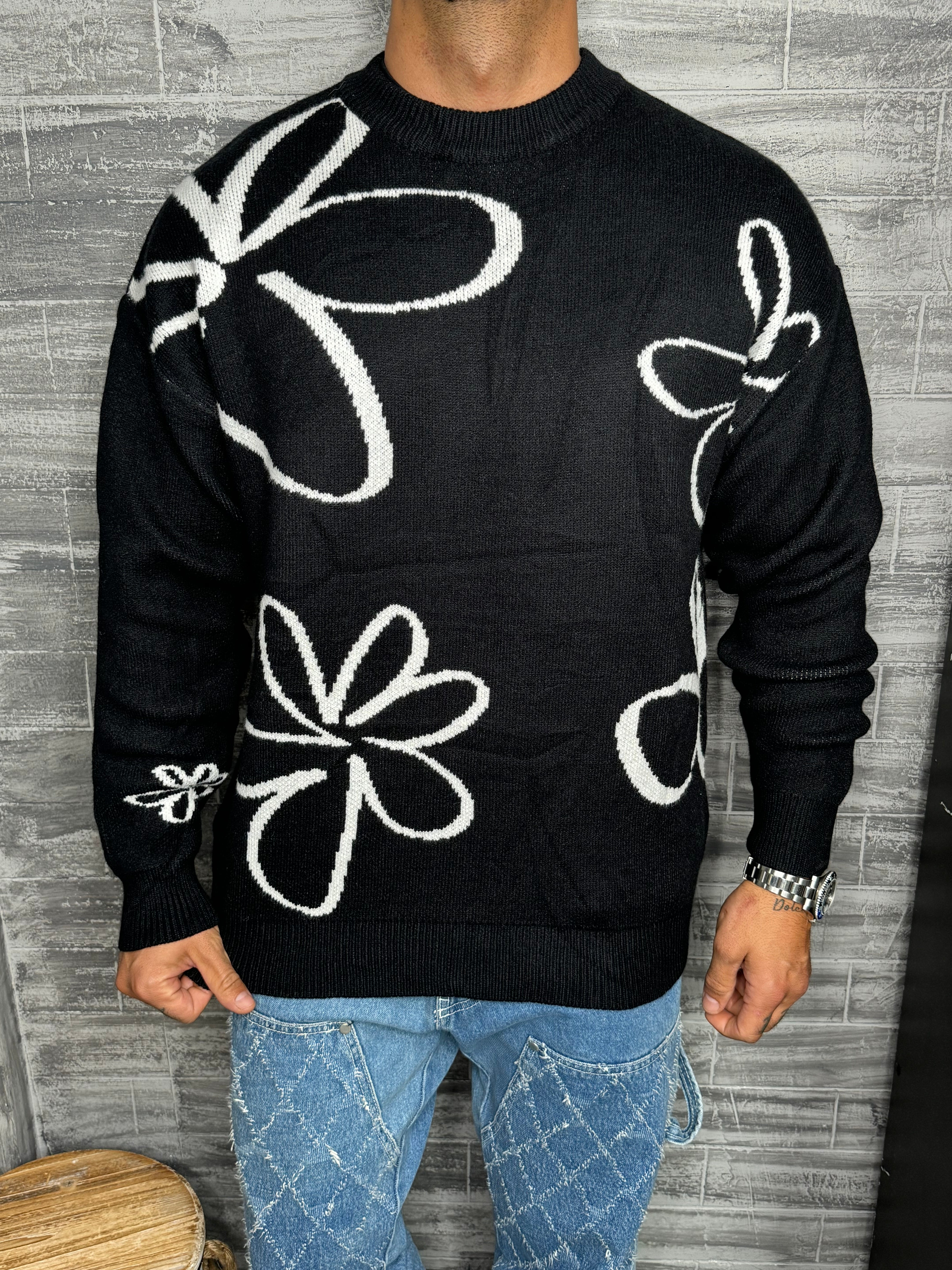 Pull noir motifs fleur